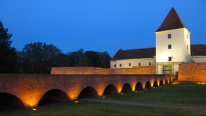 Navštivte ostrov zeleně v srdci Sarvaru. Obklopí vás ticho a zeleň