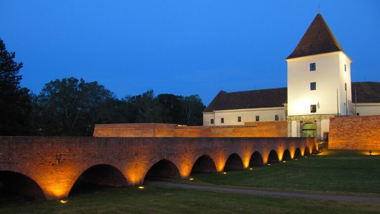 Navštivte ostrov zeleně v srdci Sarvaru. Obklopí vás ticho a zeleň