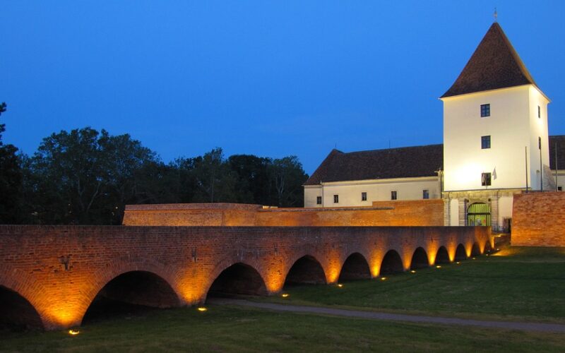 Navštivte ostrov zeleně v srdci Sarvaru. Obklopí vás ticho a zeleň