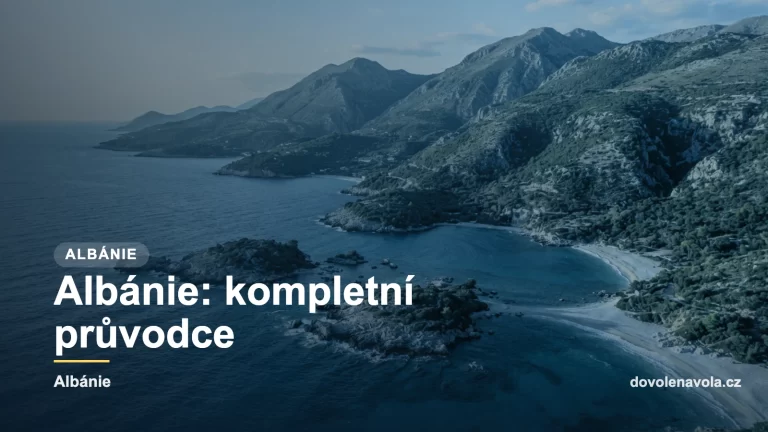 Titulni obrazek pruvodce Albanii: pobrezi albanske rivery s ostruvky u Ksamilu a horami padajicimi do more.