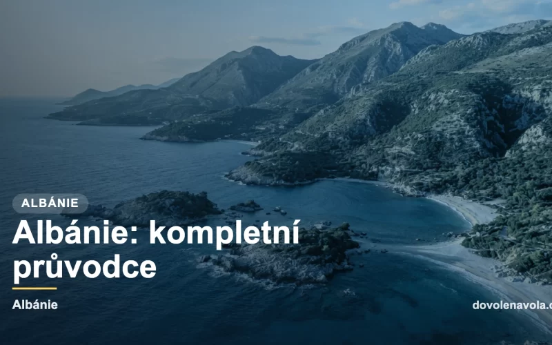 Titulni obrazek pruvodce Albanii: pobrezi albanske rivery s ostruvky u Ksamilu a horami padajicimi do more.