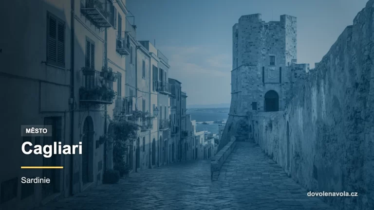 Historická čtvrť Castello v Cagliari s hradbami a pastelovými domy