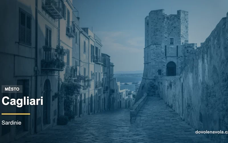 Historická čtvrť Castello v Cagliari s hradbami a pastelovými domy