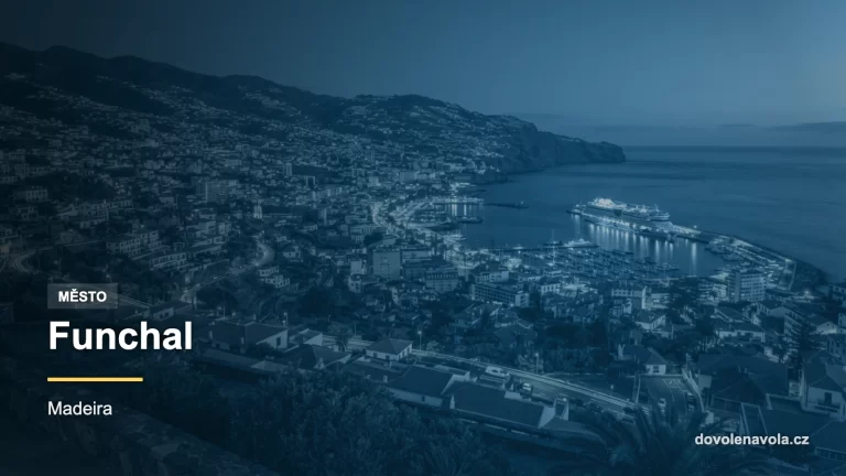 Večerní panorama Funchalu s rozsvícenými domy v amfiteátru nad zátokou