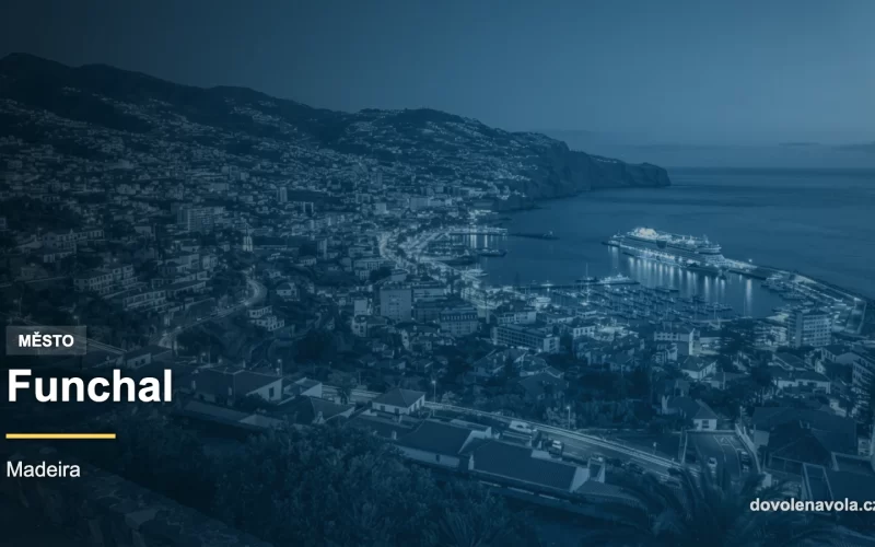 Večerní panorama Funchalu s rozsvícenými domy v amfiteátru nad zátokou