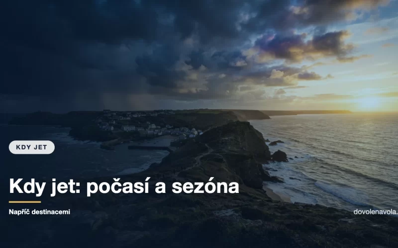 Proměnlivá obloha nad pobřežím jako symbol sezónnosti