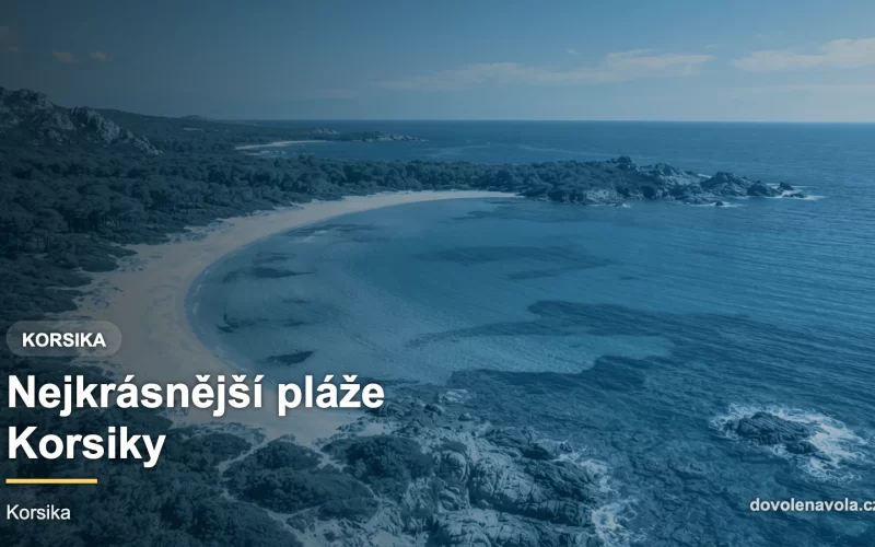 Letecký pohled na pláž Korsiky s bílým pískem a tyrkysovým mořem