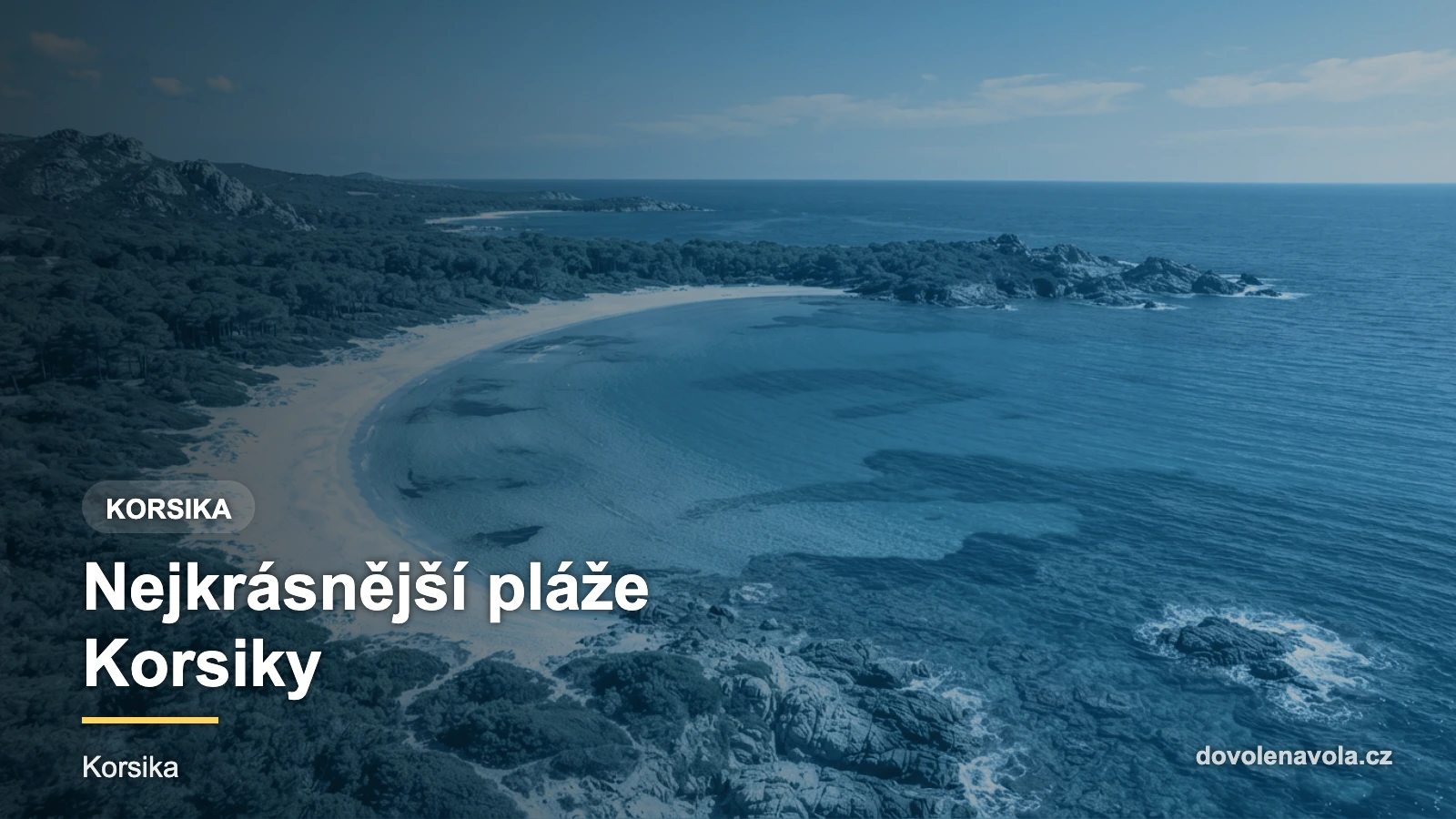Letecký pohled na pláž Korsiky s bílým pískem a tyrkysovým mořem
