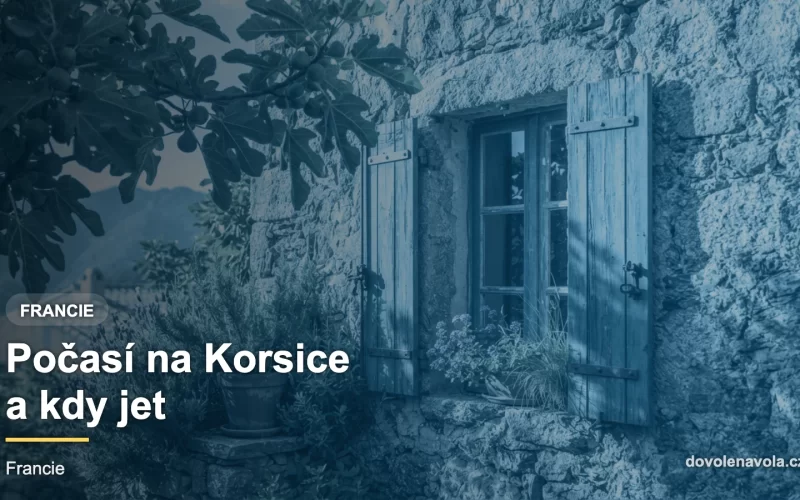 Sluncem prohřátá kamenná zeď korsické vesnice s kvetoucí macchií