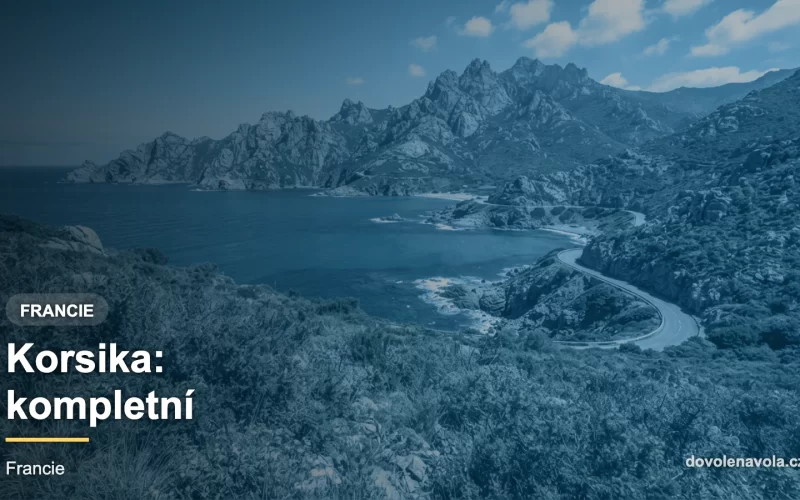 Skalnaté hory Korsiky nad tyrkysovou zátokou Středozemního moře