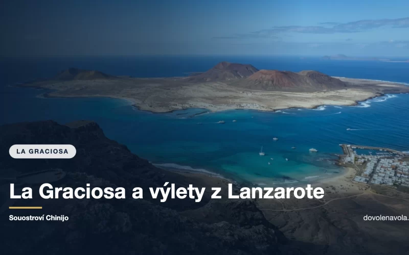 Pohled z útesů Lanzarote na ostrov La Graciosa v tyrkysovém kanálu