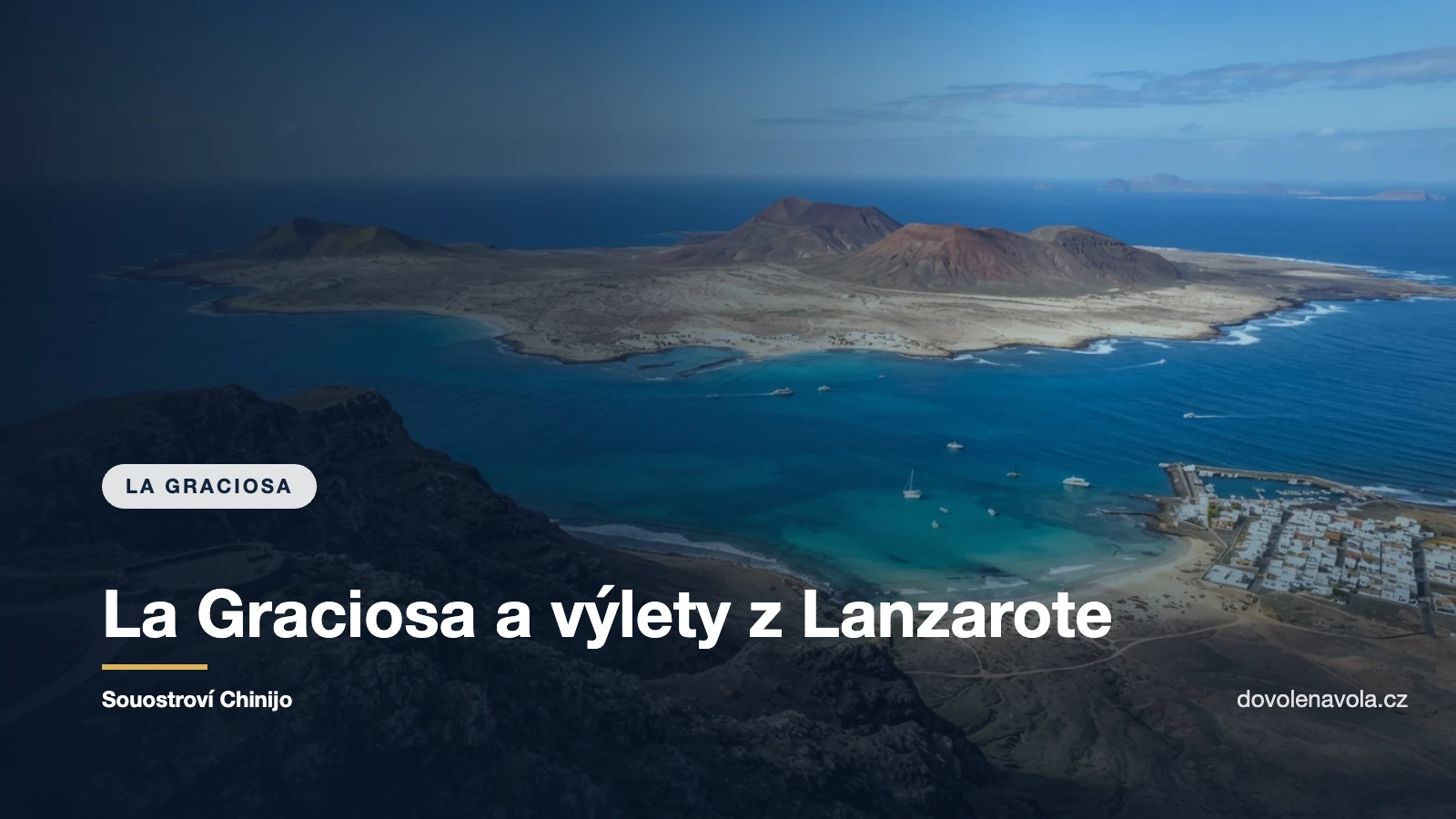 Pohled z útesů Lanzarote na ostrov La Graciosa v tyrkysovém kanálu