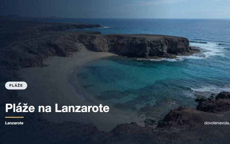 Klidná zátoka na jihu Lanzarote se zlatým pískem a tyrkysovou vodou