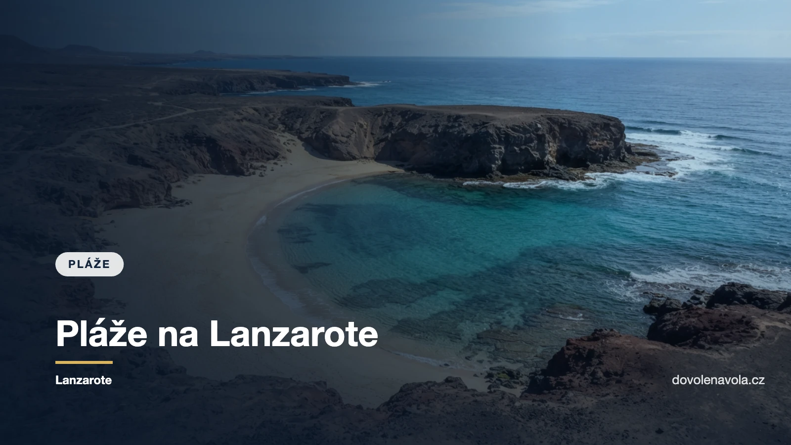 Klidná zátoka na jihu Lanzarote se zlatým pískem a tyrkysovou vodou