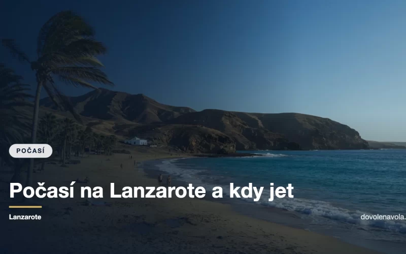 Slunečná pláž na Lanzarote s pasátovým větrem a bezmračnou oblohou