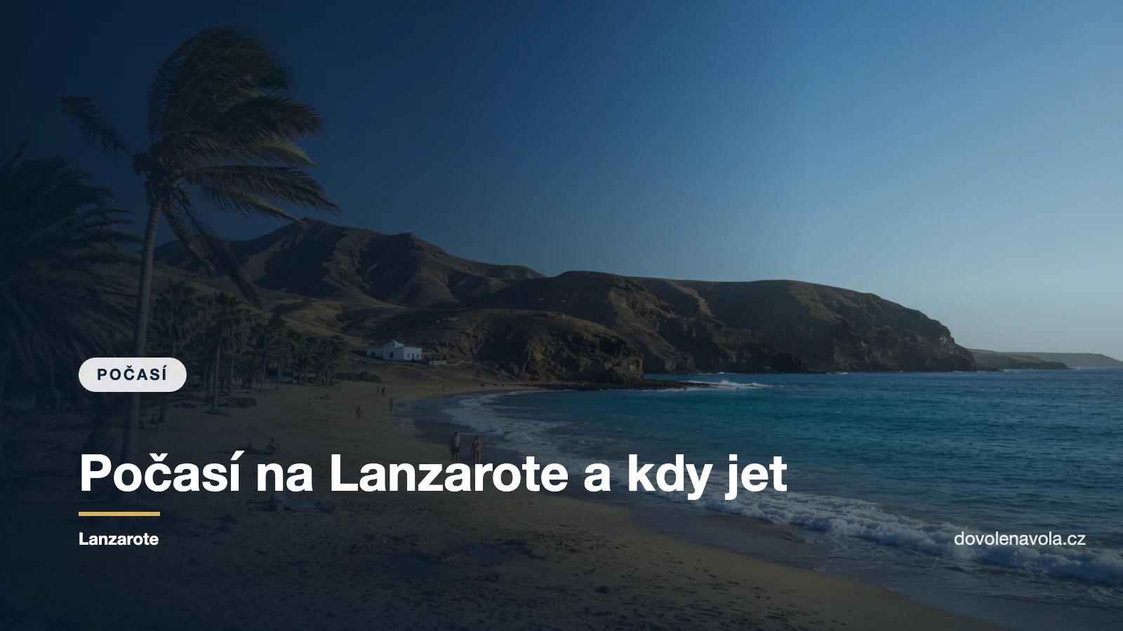 Slunečná pláž na Lanzarote s pasátovým větrem a bezmračnou oblohou