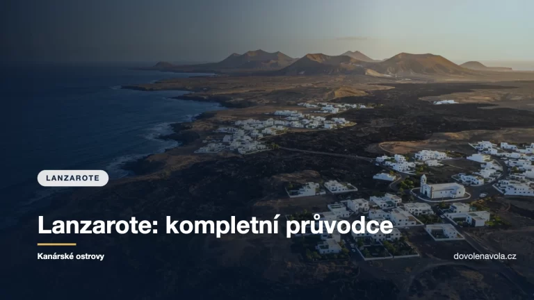 Sopečná krajina Lanzarote s černými lávovými poli, bílými domky a Atlantikem