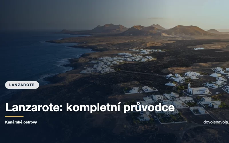 Sopečná krajina Lanzarote s černými lávovými poli, bílými domky a Atlantikem