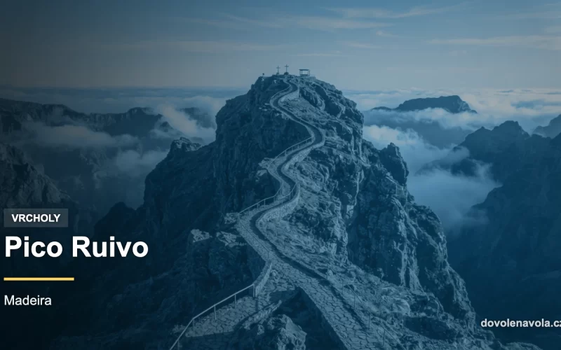Letecký pohled na skalnatý vrchol Pico Ruivo s hřebenovou stezkou nad mraky