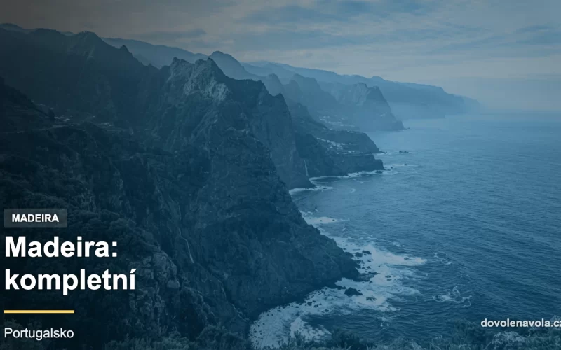 Široký pohled na severní pobřeží Madeiry se zelenými útesy spadajícími do Atlantiku