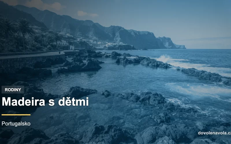 Klidná přírodní laguna s mělkou vodou a hladkými vulkanickými kameny na Madeiře