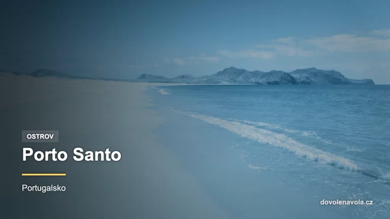 Dlouhá zlatá písečná pláž ostrova Porto Santo s tyrkysovým mořem