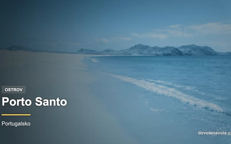 Dlouhá zlatá písečná pláž ostrova Porto Santo s tyrkysovým mořem