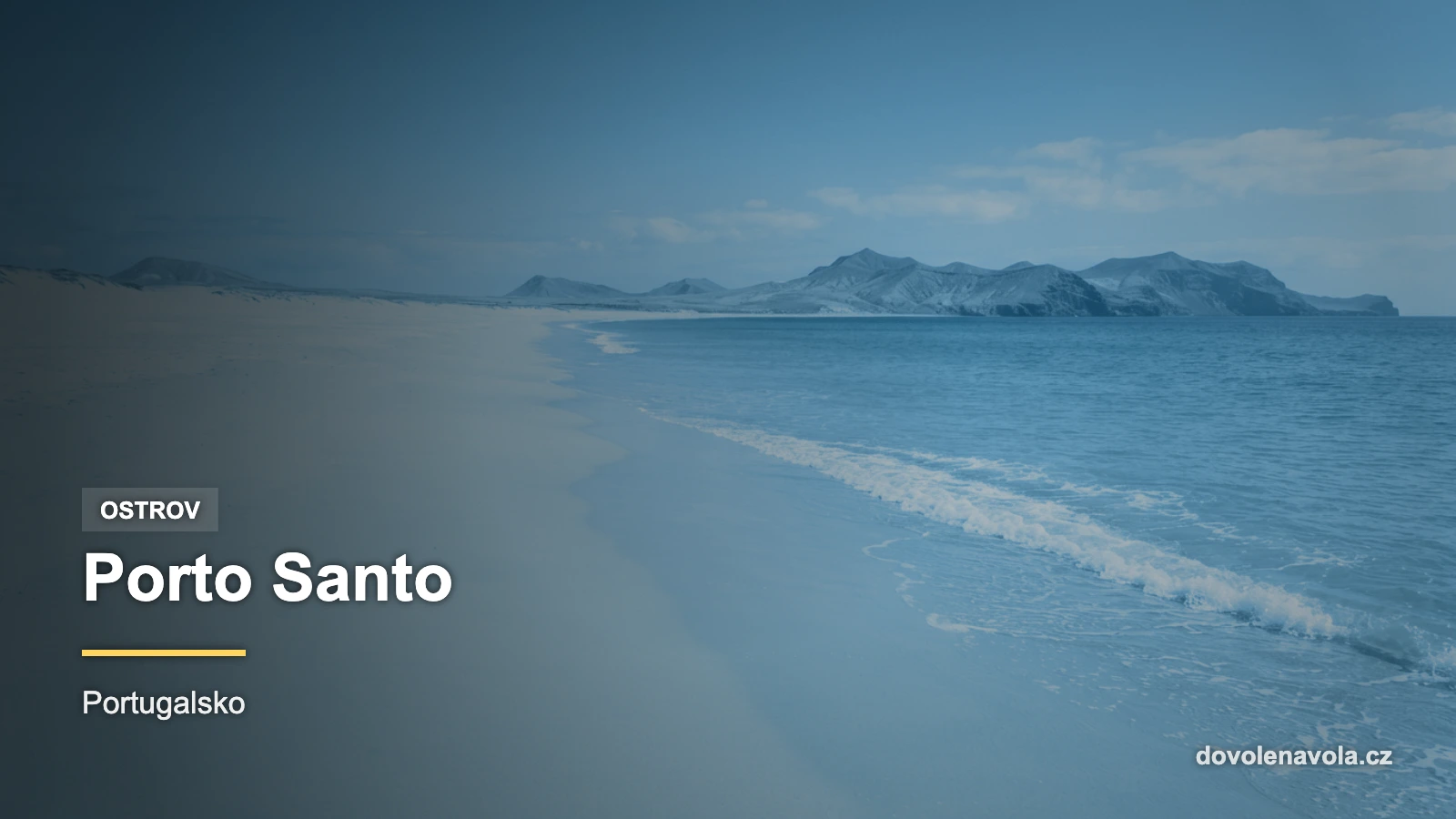 Dlouhá zlatá písečná pláž ostrova Porto Santo s tyrkysovým mořem