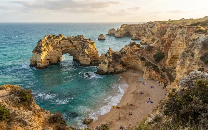 Atlantické pobřeží Algarve s vápencovými útesy a písečnou zátokou