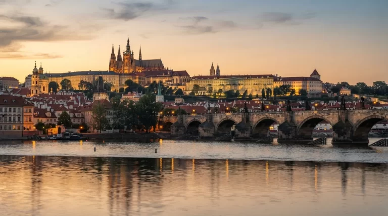 Karlův most a Pražský hrad nad Vltavou při západu slunce