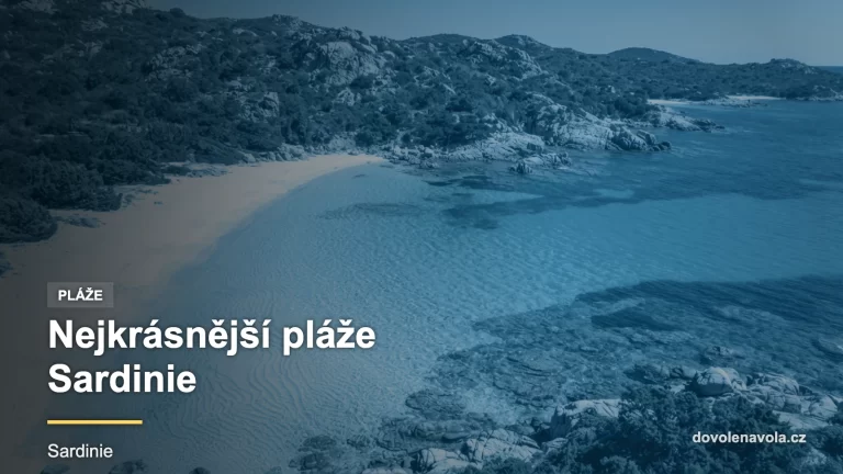 Letecký pohled na bílou písečnou pláž Sardinie s průzračně tyrkysovou vodou