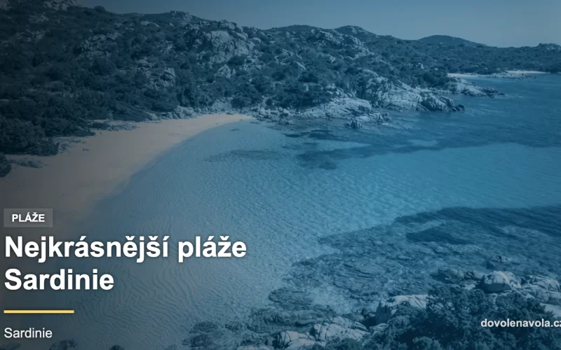 Letecký pohled na bílou písečnou pláž Sardinie s průzračně tyrkysovou vodou