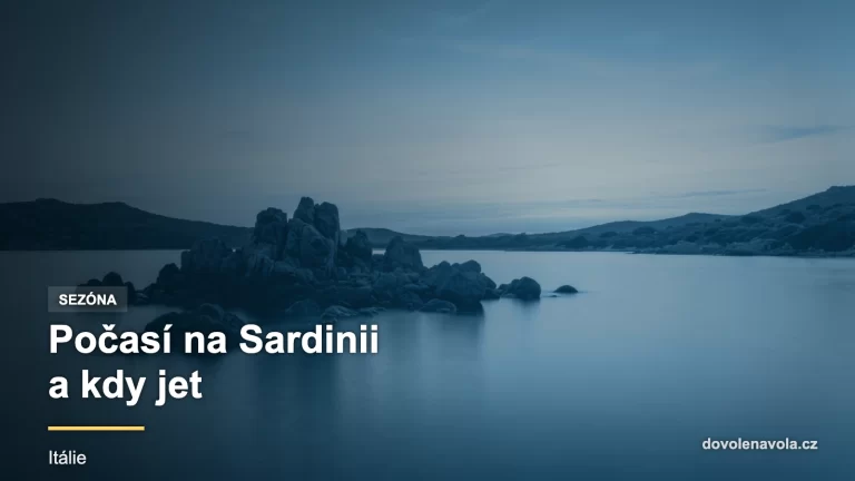 Podvečerní světlo nad sardinským pobřežím s klidným mořem a teplou oblohou