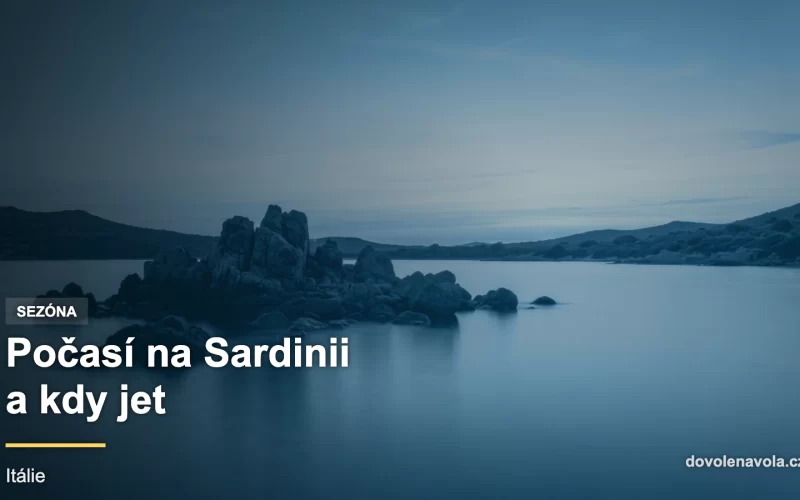 Podvečerní světlo nad sardinským pobřežím s klidným mořem a teplou oblohou