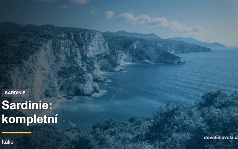 Široký pohled na vápencové pobřeží Sardinie s tyrkysovými zátokami
