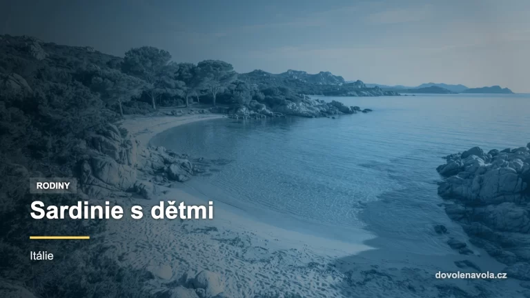 Mělká klidná zátoka na Sardinii s jemným pískem a borovicemi u pobřeží