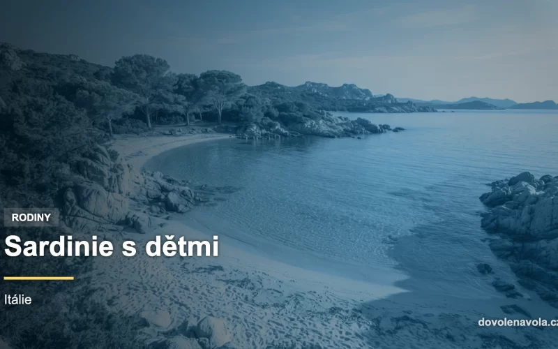 Mělká klidná zátoka na Sardinii s jemným pískem a borovicemi u pobřeží