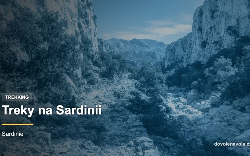Kamenitá horská stezka ve vápencovém kaňonu vnitrozemí Sardinie