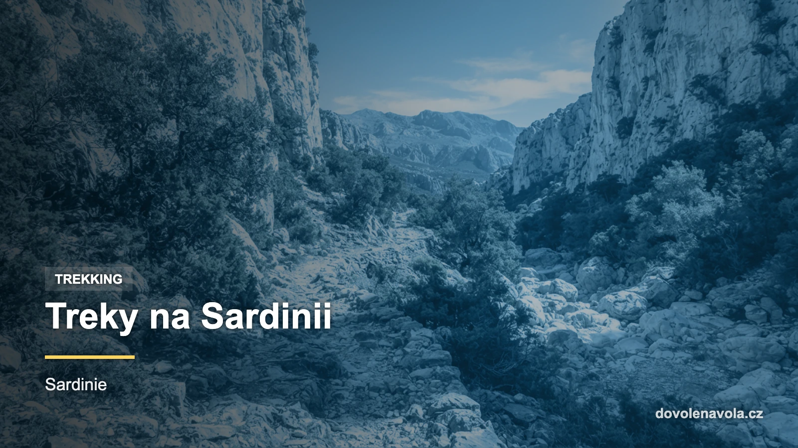 Kamenitá horská stezka ve vápencovém kaňonu vnitrozemí Sardinie