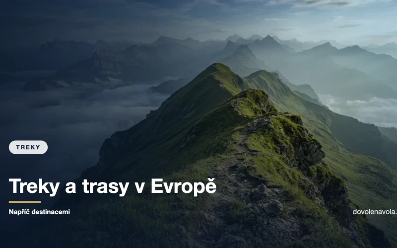 Horská stezka na hřebeni nad mraky
