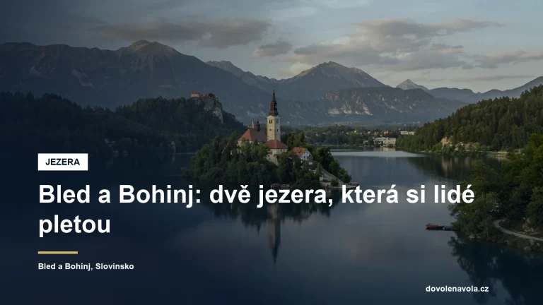 Alpské jezero s ostrůvkem a kostelem ve Slovinsku