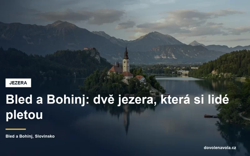 Alpské jezero s ostrůvkem a kostelem ve Slovinsku