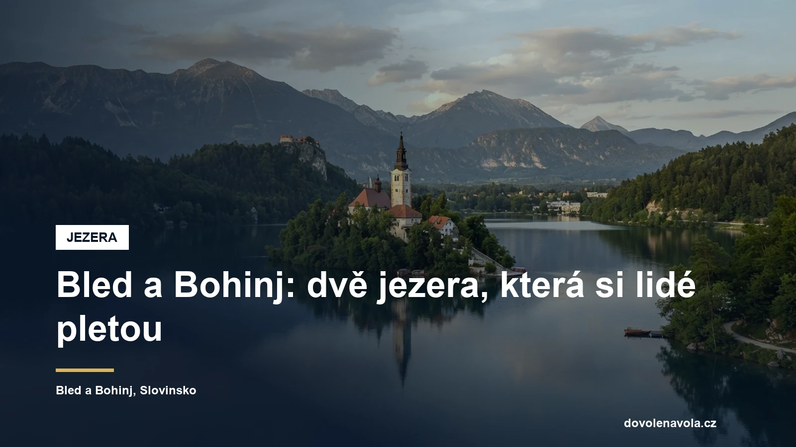 Alpské jezero s ostrůvkem a kostelem ve Slovinsku