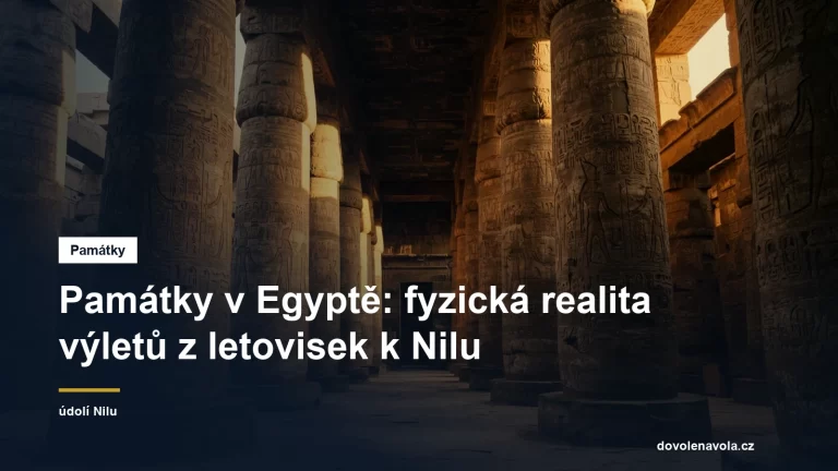 Kamenne sloupy egyptskeho chramu v podvecernim svetle