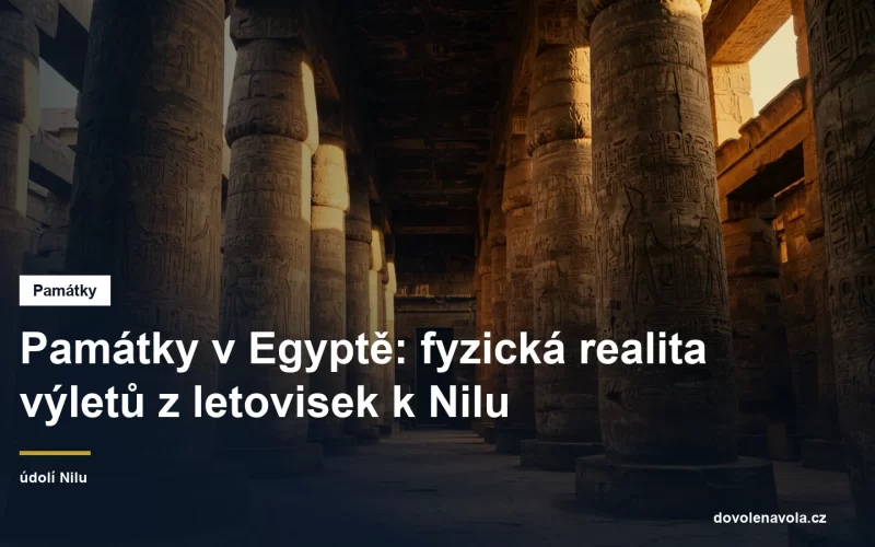 Kamenne sloupy egyptskeho chramu v podvecernim svetle