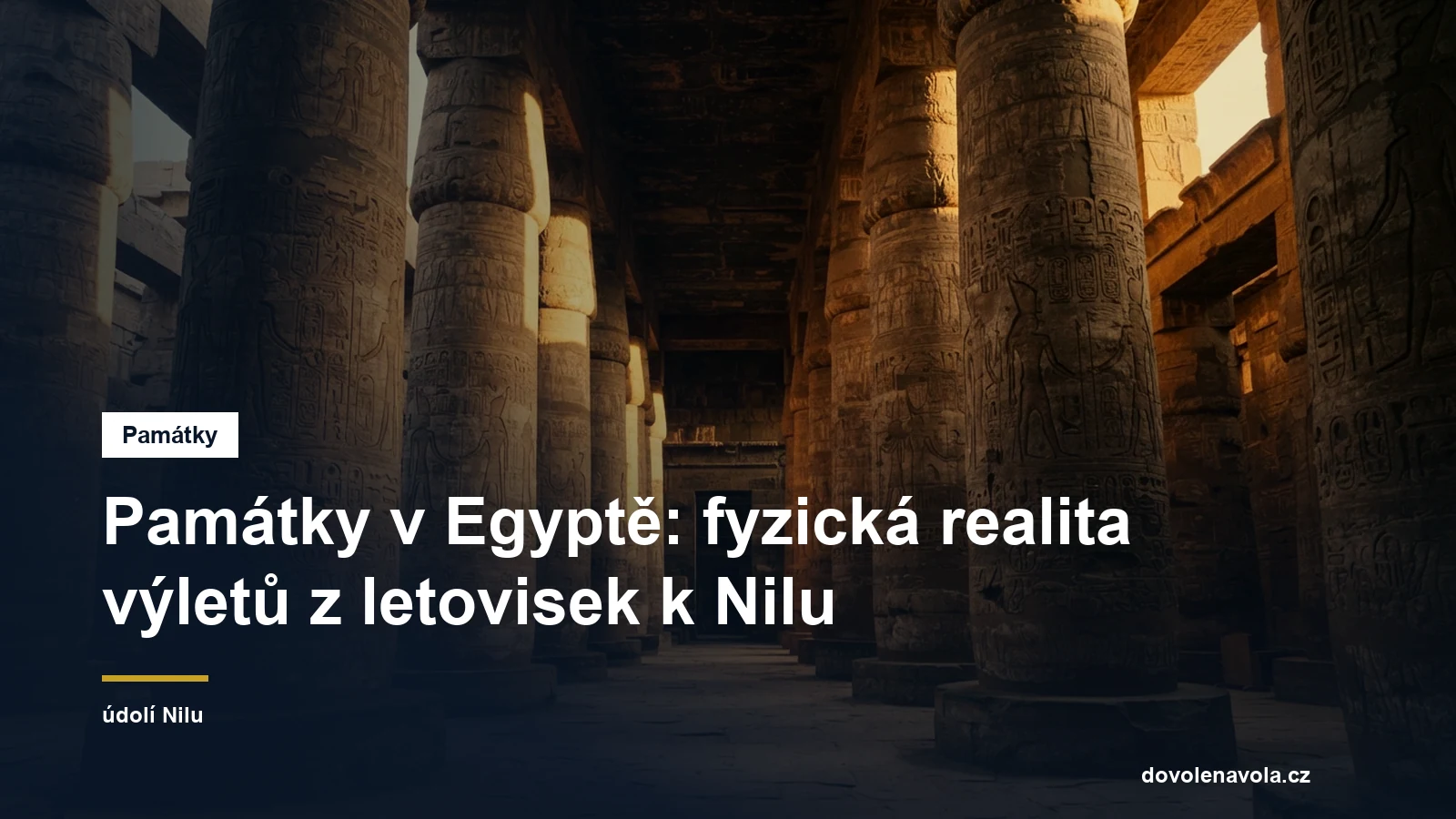 Kamenne sloupy egyptskeho chramu v podvecernim svetle
