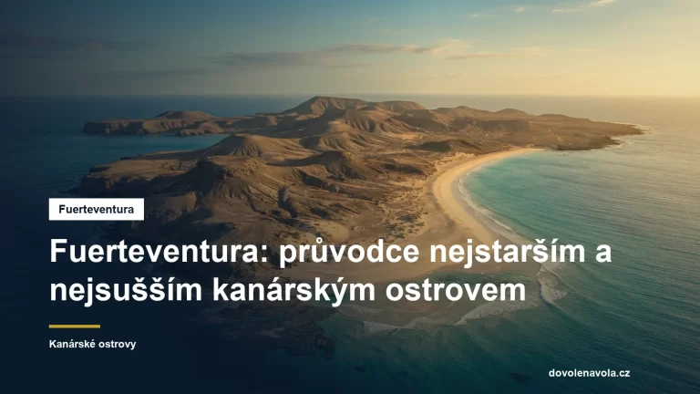 Suche kopce nad piscitym pobrezim Fuerteventury