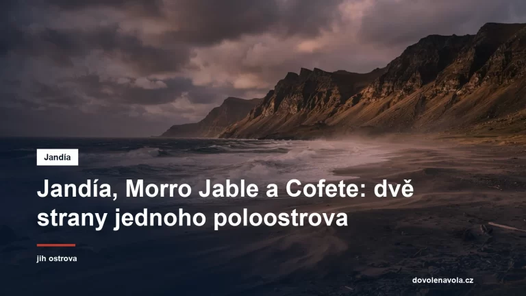 Divoka plaz pod horskym hrebenem na navetrne strane