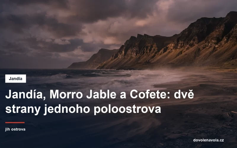 Divoka plaz pod horskym hrebenem na navetrne strane