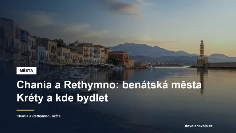 Benátský přístav s majákem a pastelovými domy na Krétě